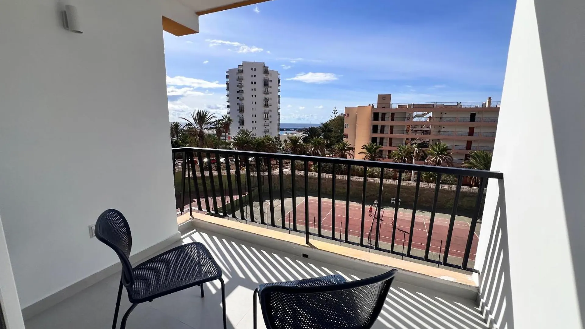 Seaview Modern Apartment In Downtown contacts