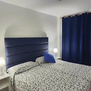 Comodoro Magnífico En La Playa Los Cristianos (Tenerife)